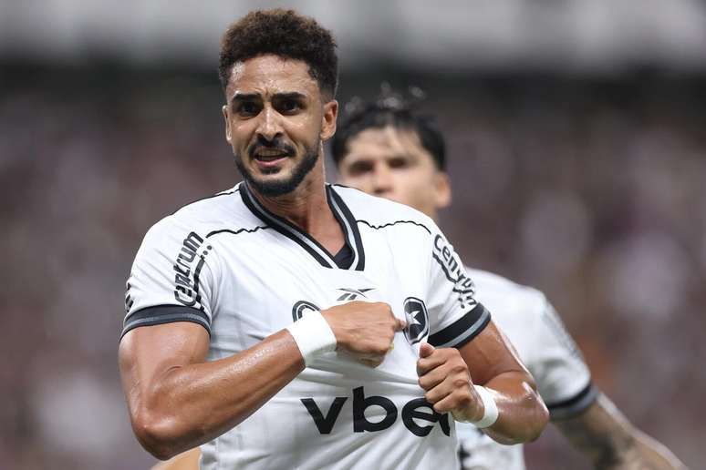 Chris Ramos vai seguir no Botafogo ap&oacute;s o empr&eacute;stimo &ndash;
