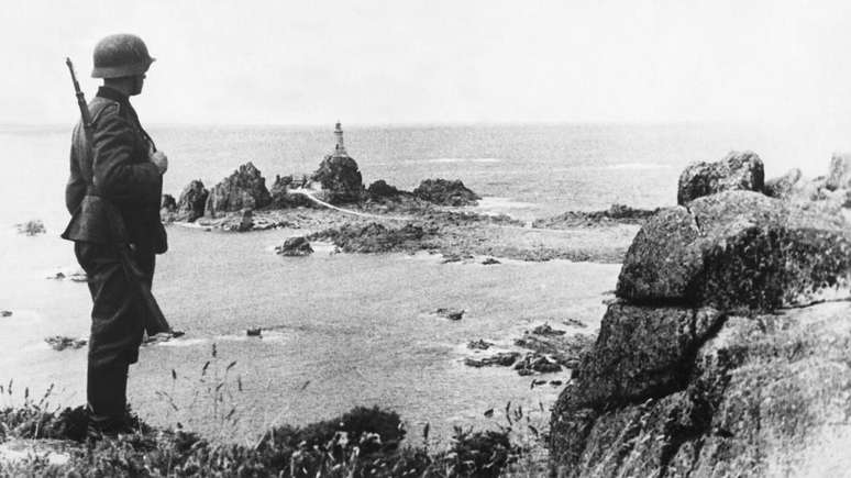 Soldado alem&atilde;o de ocupa&ccedil;&atilde;o de p&eacute; no litoral de Jersey, no ver&atilde;o de 1940