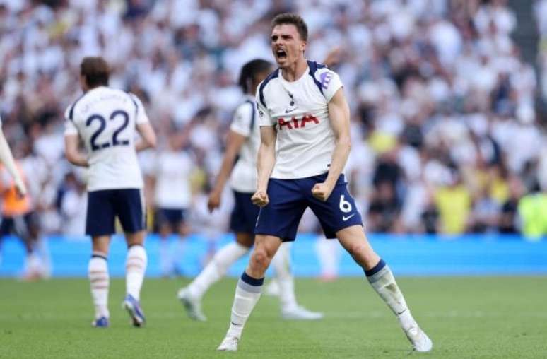 Palhinha vibra ap&oacute;s fazer o gol do Tottenham. Com este triunfo, os Spurs seguem na elite pela 76&ordf; vez nos &uacute;ltimos 77 anos - Legenda: