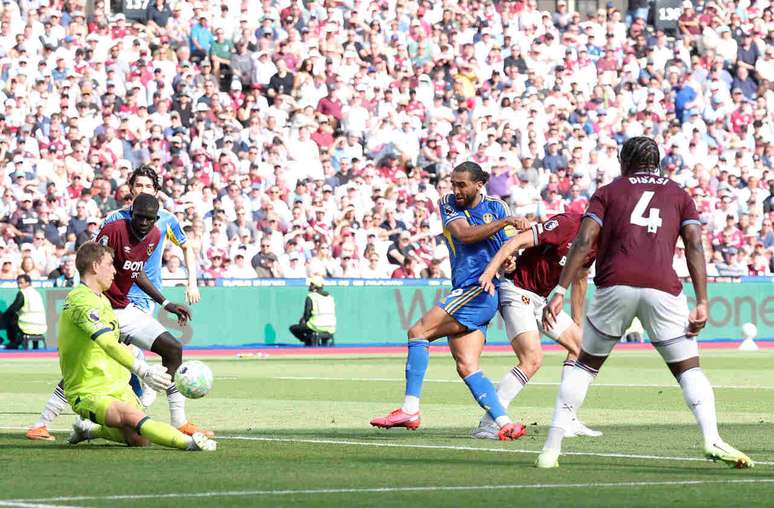 O goleiro Hermansen, do West Ham , evita o que seria o gol do Leeds, no duelo em que o West Ham, mesmo com a vit&oacute;ria, caiu para a Segundona inglesa.