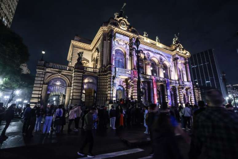 No Theatro Municipal, artistas tocam discos hist&oacute;ricos