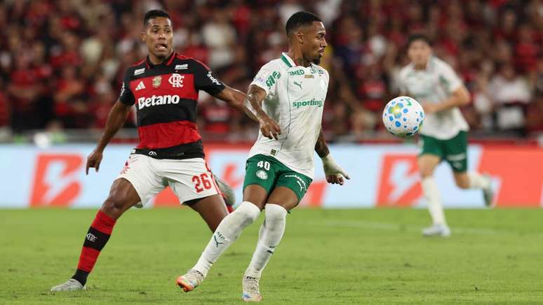 Allan domina a bola recebe a&nbsp; marca&ccedil;&atilde;o de Alex Sandro. O Palmeirense fez o segundo gol do Verd&atilde;o no cl&aacute;ssico.