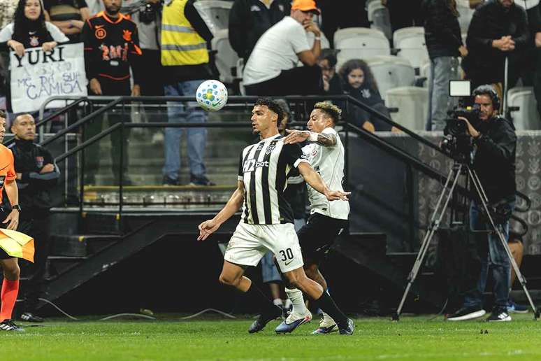 Corinthians vence Atl&eacute;tico pelo Brasileir&atilde;o &ndash;