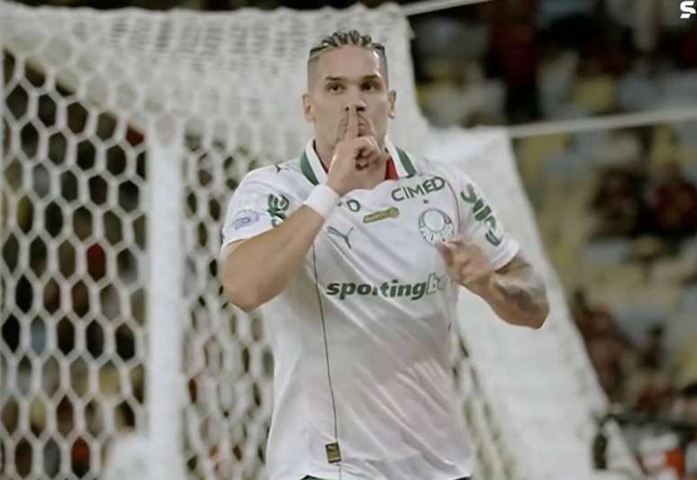 Paulinho marca em lance no qual Rossi, em condi&ccedil;&otilde;es normais, faria a defesa. A fase do goleiro n&atilde;o &eacute; boa, provocou ap&oacute;s marcar o terceiro gol do Palmeiras contra o Flamengo &mdash;