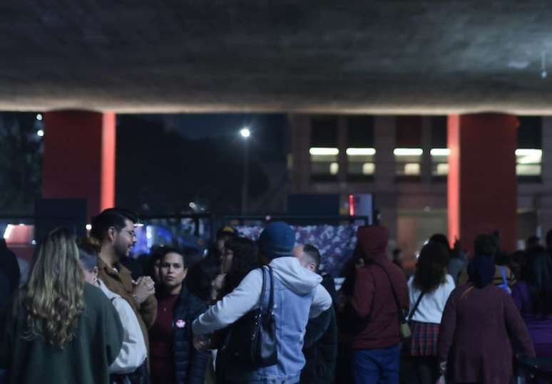 P&uacute;blico visita o Masp, aberto pela 1.&ordf; vez durante a madrugada deste domingo, 24.
