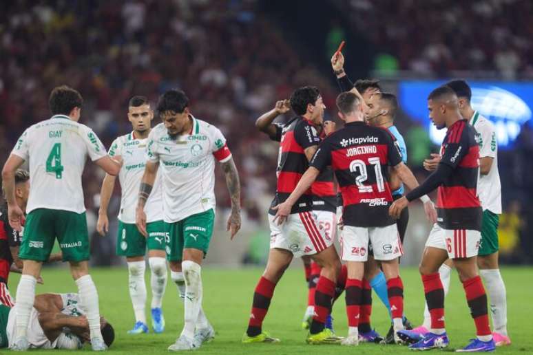 &Aacute;rbitro Davi Oliveira de Lacerda expulsa Carrascal ap&oacute;s exagero em dividida com Murilo.