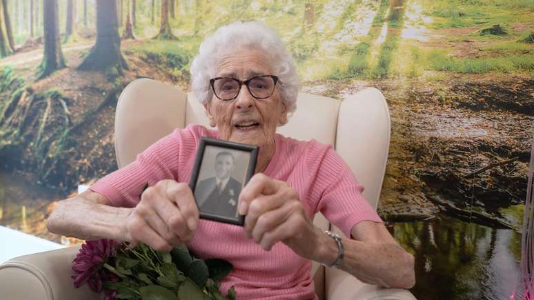 Dulcie Le Breton mostra uma foto de Bokejon Akramov, guardada pela sua fam&iacute;lia desde a Segunda Guerra Mundial