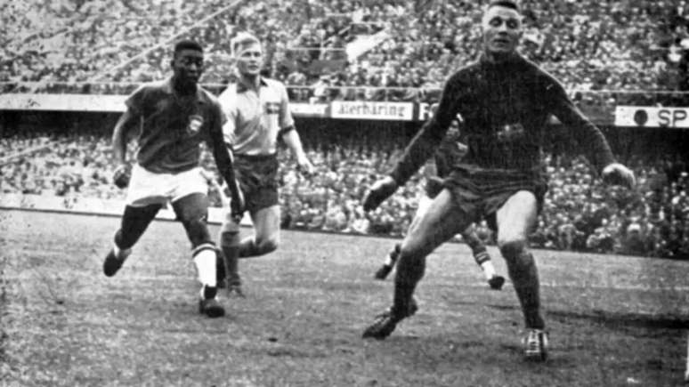 Pel&eacute; iniciou a Copa no banco e terminou como artilheiro &ndash;