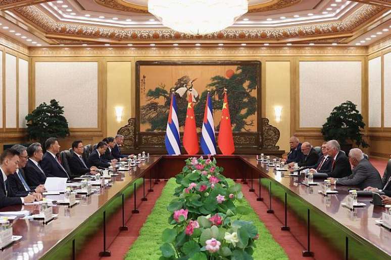 Xi Jinping recebeu o presidente cubano Miguel D&iacute;az-Canel em Pequim em 2025, durante a comemora&ccedil;&atilde;o do 80&ordm; anivers&aacute;rio do fim da Segunda Guerra Mundial