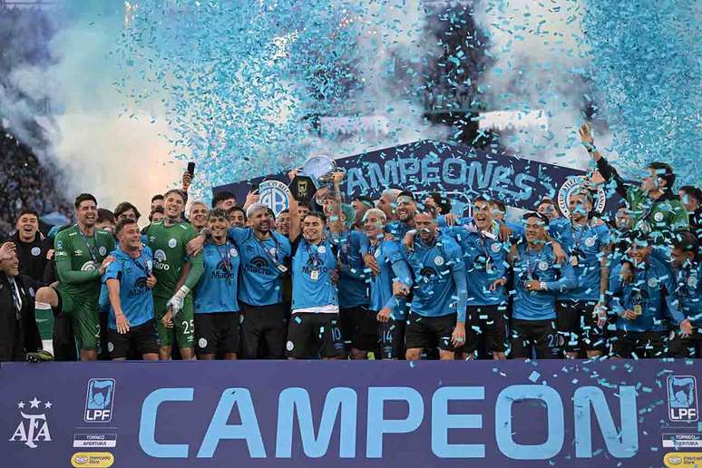 Jogadores do Belgrano comemoram o t&iacute;tulo.