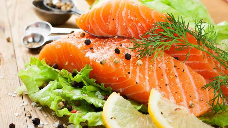 Entre os componentes alimentares mais estudados em dietas anti-inflamat&oacute;rias est&aacute; o &ocirc;mega-3, presente em peixes gordurosos (como sardinha, salm&atilde;o e cavala), linha&ccedil;a, chia e nozes &ndash; depositphotos.com / IMelnyk