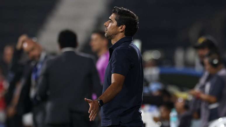 Abel Ferreira no comando do Palmeiras &agrave; beira do campo &ndash;