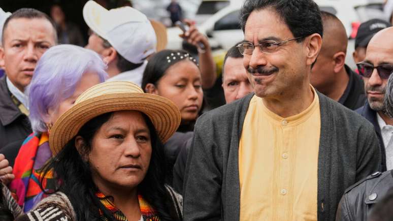 Iv&aacute;n Cepeda, candidato do Pacto Hist&oacute;rico (esquerda), ao lado de sua companheira de chapa, Aida Quilcu&eacute;, senadora e ind&iacute;gena da etnia nasa.