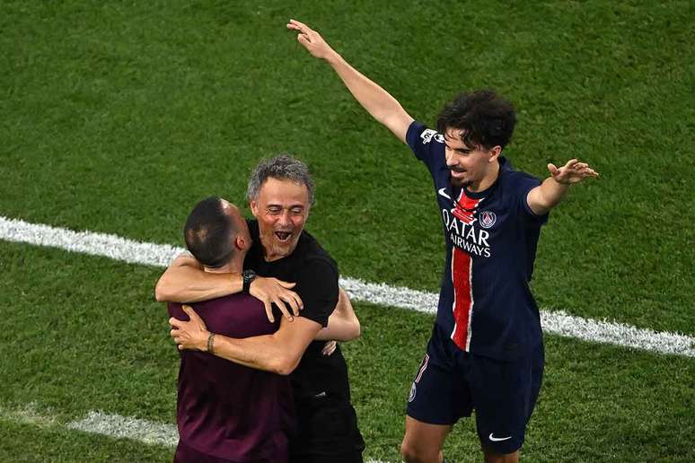 Vitinha e Luis Enrique conquistaram a primeira Champions da hist&oacute;ria do PSG na temporada 2024/25 &ndash;