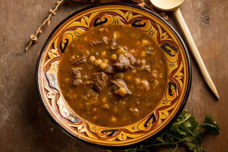 Sopa com carne e gr&atilde;o-de-bico 