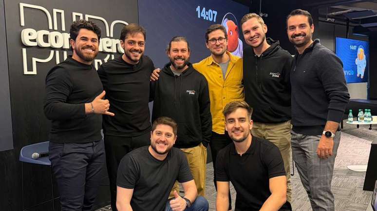 Da esquerda para a direita, em p&eacute; Edson Saldanha (&ldquo;Mestre Shopee&rdquo;), influenciador oficial da Shopee; Alexandre Nogueira, fundador da Universidade Marketplaces; Gabriel Fricke, Head de Marketing da JoomPulse; Jo&atilde;o Sartini, Head de Vendas da JoomPulse; Ivan Kolankov, CEO da JoomPulse; e Vitor Hillman, do Canal Ajuda Vitor. Agachados, da esquerda para a direita Rodrigo Peres, consultor certificado do Mercado Livre; e Gabriel Bollico, fundador do Ecommerce Puro