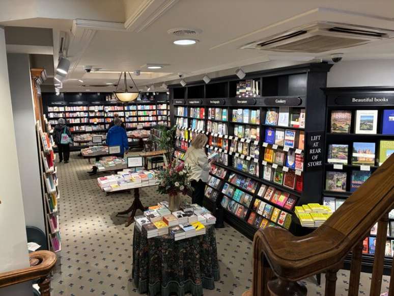 Por dentro da Hatchards, livraria de Londres que vende livro para a ...