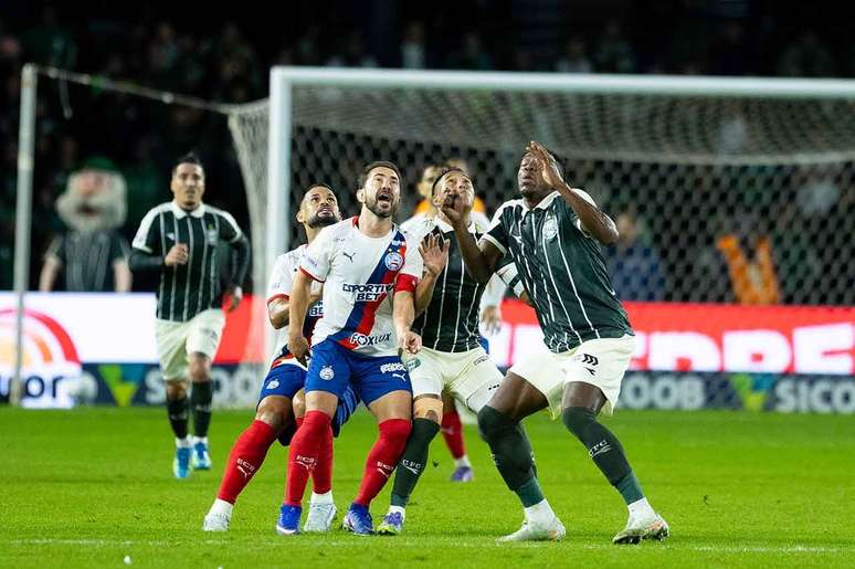 Coritiba vira sobre o Bahia, no Couto Pereira &ndash;