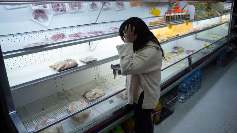 Os bloqueios de estradas por manifestantes levaram &agrave; escassez de alimentos
