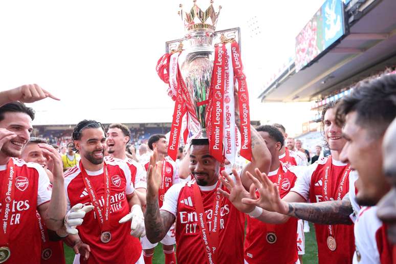 Gabriel Jesus comemorando a conquista da Premier League pelo Arsenal &ndash; 