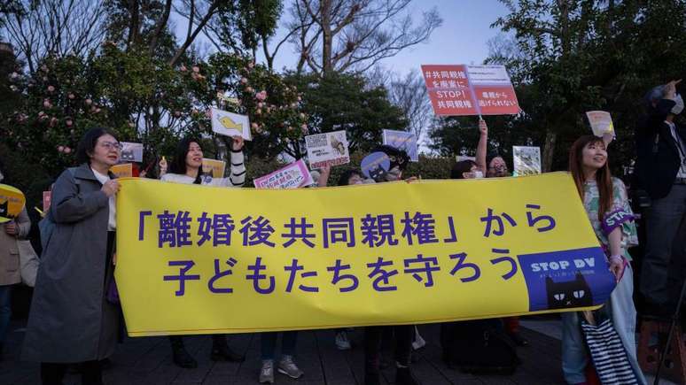 Por que divórcios separam pais e filhos no Japão — e como uma lei pode ...
