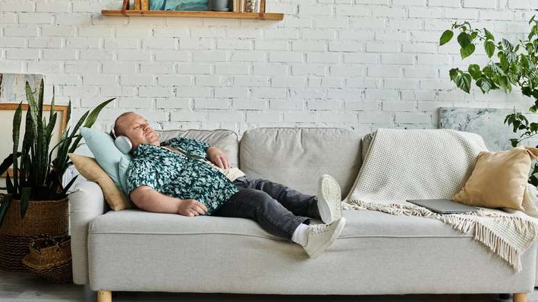 Para o p&uacute;blico em geral, especialistas em cronobiologia recomendam posicionar o power nap na metade do dia, geralmente entre o fim da manh&atilde; e o meio da tarde &ndash; depositphotos.com / IgorVetushko