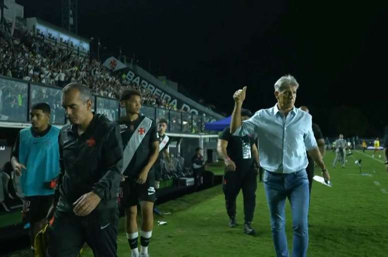 Torcedores do Vasco arremessaram copos na dire&ccedil;&atilde;o de Renato Ga&uacute;cho &ndash;