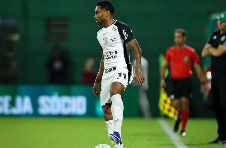 Vitinho em a&ccedil;&atilde;o com a camisa do Corinthians na temporada &ndash;