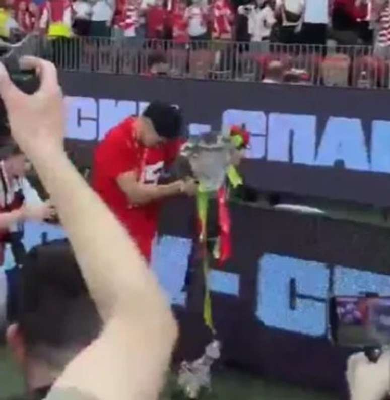 Pablo Solari parte trof&eacute;u em comemora&ccedil;&atilde;o do t&iacute;tulo do Spartak Moscou &ndash;
