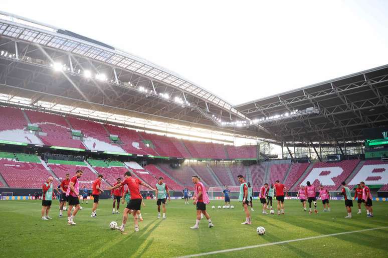 Jogadores do Rayo Vallecano durante prepara&ccedil;&atilde;o antes da Liga Confer&ecirc;ncia &ndash;