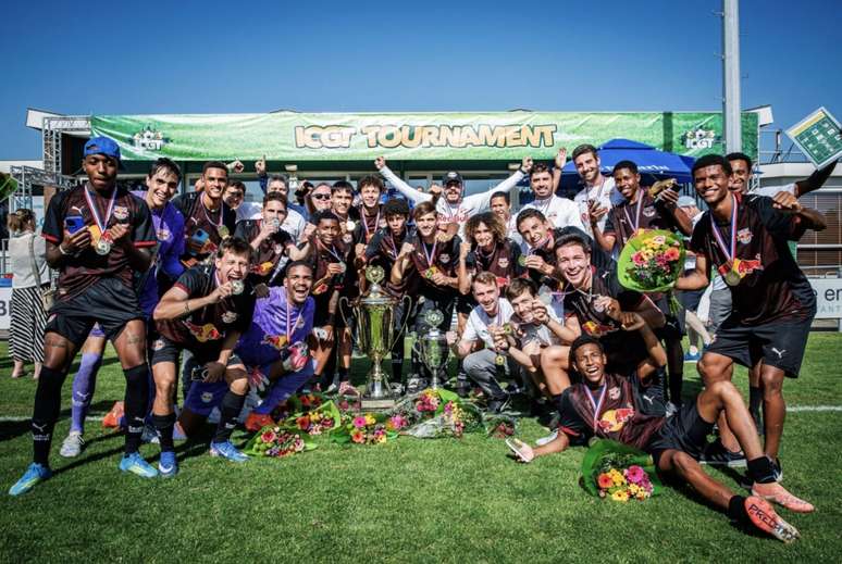 Jogadores celebrando a conquista. 