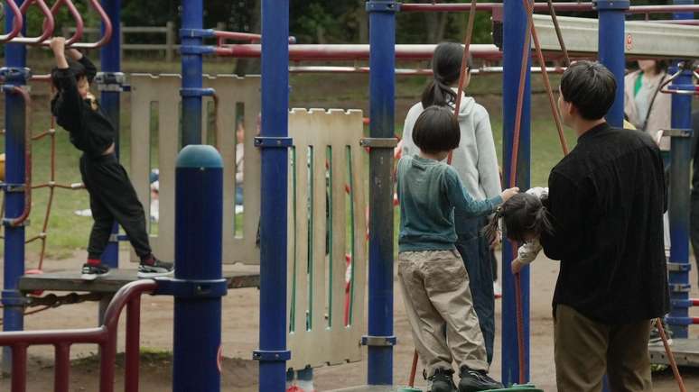 Por que divórcios separam pais e filhos no Japão — e como uma lei pode ...