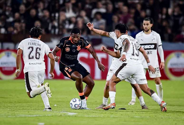 Platense perdeu para o Corinthians no jogo de estreia do Grupo E &ndash;