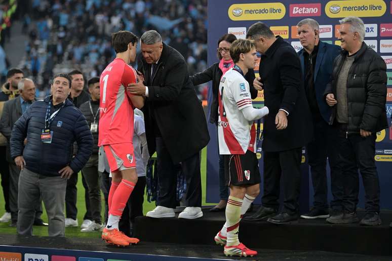 Jogadores do River Plate recebem medalhas ap&oacute;s vice-campeonato do Torneo Apertura 2026 