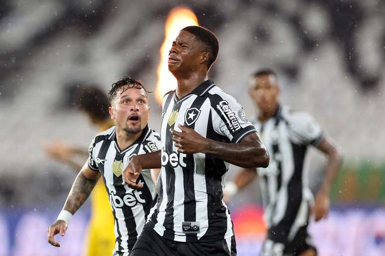 Kadir comemorando gol do Botafogo. 