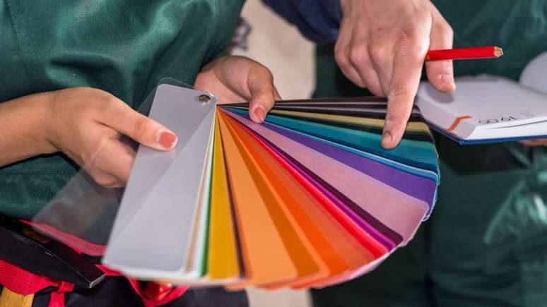 Sugest&otilde;es para criar looks coloridos que renovam o visual al&eacute;m do preto e branco -