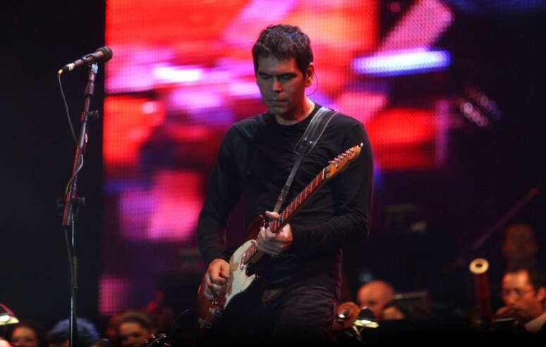 Dado Villa-Lobos, fotografado em show no Rock in Rio 2011, &eacute; parente distante de Heitor Villa-Lobos