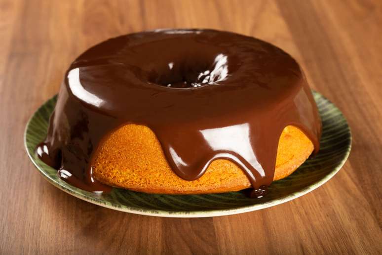 Bolo de cenoura com calda de chocolate&nbsp;