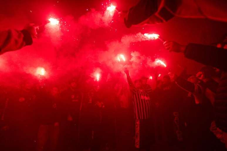 Torcida do Corinthians festeja expuls&atilde;o de Andr&eacute;s Sanchez.