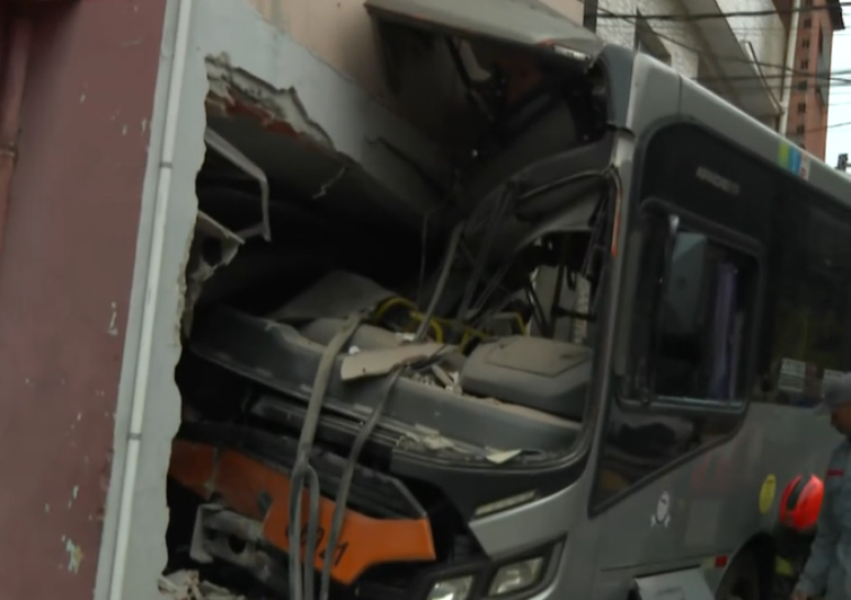 &Ocirc;nibus atinge casa na Zona Oeste de S&atilde;o Paulo; v&iacute;timas s&atilde;o socorridas