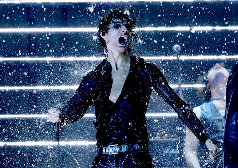 Sombr se apresenta no American Music Awards