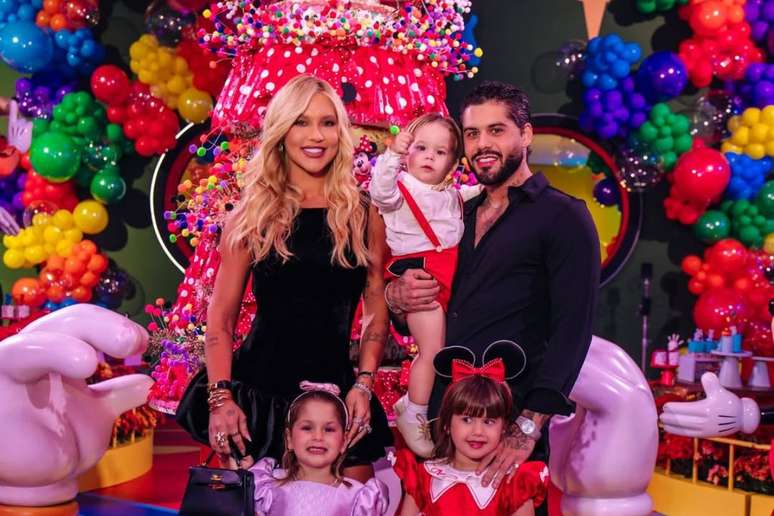Virginia posa com os filhos e Z&eacute; Felipe
