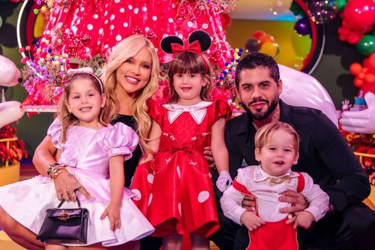 Virginia posa com os filhos e Z&eacute; Felipe