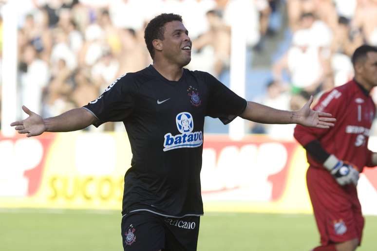 Ronaldo festeja gol pelo Corinthians