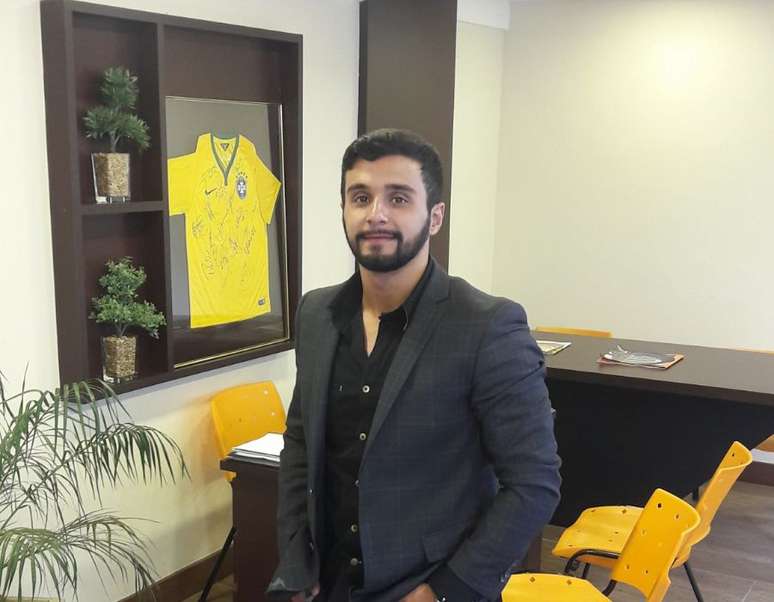 Augusto exibe camisa autografada por jogadores da Sele&ccedil;&atilde;o Brasileira em escrit&oacute;rio