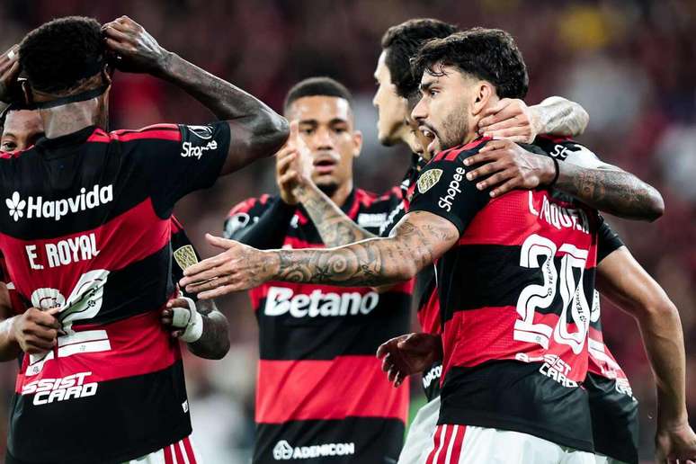 Jogadores do Flamengo celebram o gol de Paquet&aacute;, que fechou o placar em 3 a 0 sobre o Cusco.&nbsp;