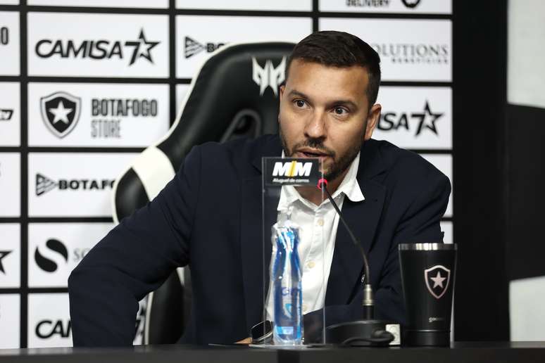 Alessandro Brito durante a apresenta&ccedil;&atilde;o de Mart&iacute;n Anselmi 