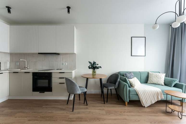 Em apartamentos pequenos, simplicidade e equil&iacute;brio na decora&ccedil;&atilde;o fazem toda a diferen&ccedil;a para criar ambientes leves e organizados 