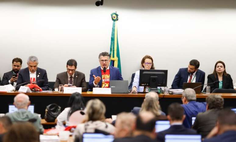 Presidente da comiss&atilde;o, Alencar Santana (PT-SP), negociou a retirada de destaques (sugest&otilde;es de mudan&ccedil;a ao texto) para acelerar a tramita&ccedil;&atilde;o da PEC, mas o PL n&atilde;o acatou. O destaque, por&eacute;m, foi rejeitado