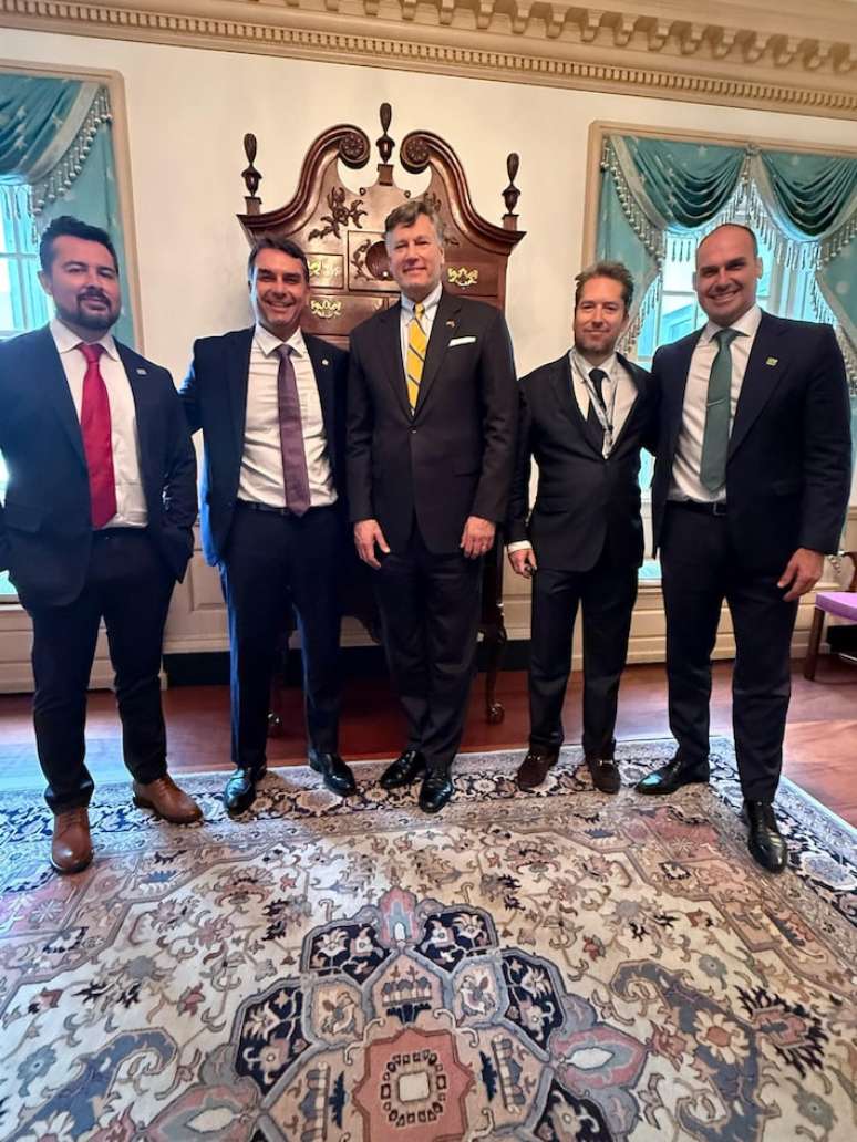 Fl&aacute;vio Bolsonaro no Departamento de Estado com Christopher Landau, Deputy Secretary of State (n&uacute;mero 2 da diplomacia americana), e com Darren Beattie, Senior Advisor for Brazil Policy. O Senador estava acompanhado de Eduardo Bolsonaro e Paulo Figueiredo.